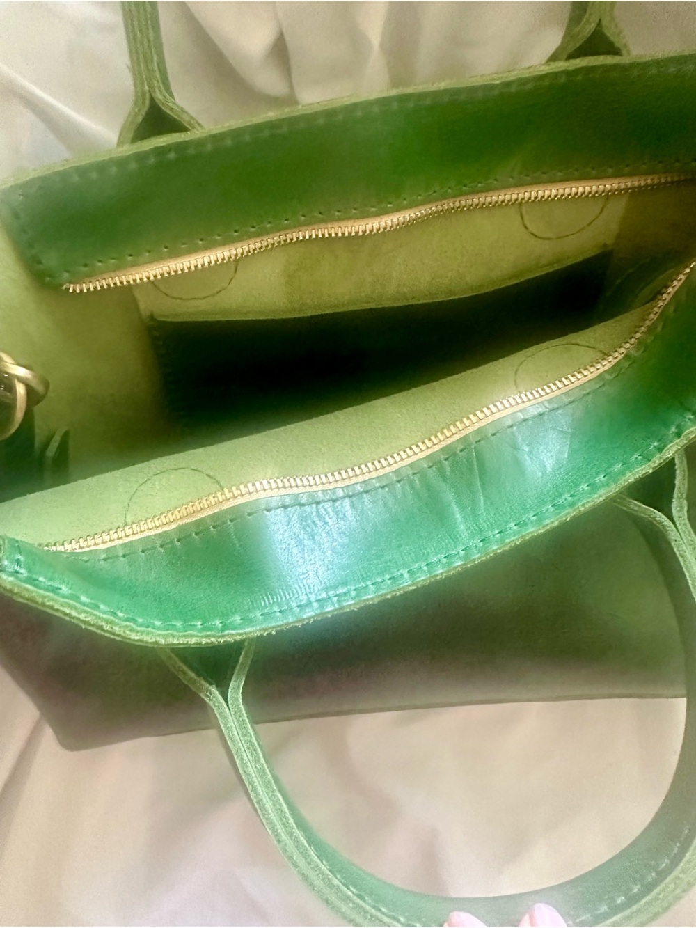 NEW Portland Leather large Raindrop Crossbody. - Picture 3 of 7